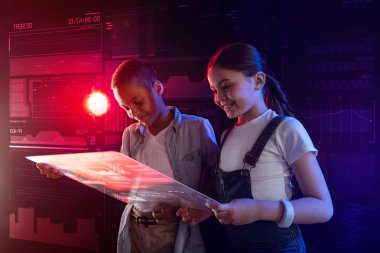 Gülümseyen ve parlak ekranlı bir gadget tarafından etkilendim duygu olumlu çocuklar