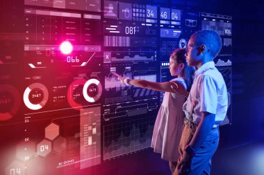 Sakin kız bakmak bir çocuk iken bir uzaktan kumanda ile