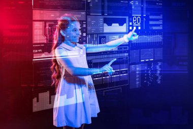 Yeni bir futuristik aygıtı kullanırken mutlu duygu duygusal kız