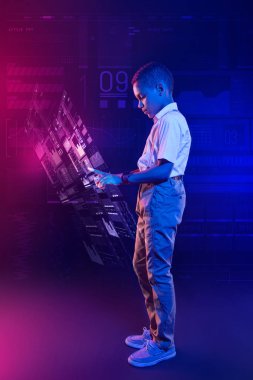 Bilgisayar çalışmaları dersini yaparken hologram dokunmak dikkatli çocuk