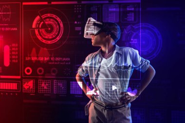 Alternatif gerçeklik kullanırken kafasını çevirerek ilerici çocuk