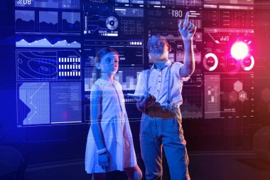 Baktılar çocuklar, ekrandaki bilgileri bakarken düşünüyorum