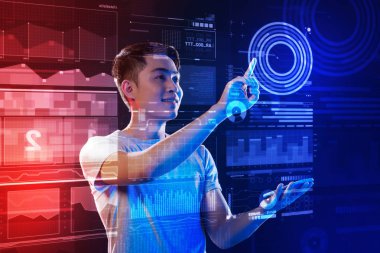 Gülümseyen ve ekran dokunaklı olumlu web geliştirici