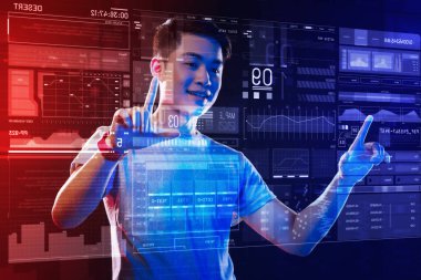 Mutlu bu yeni bir cihaz ile çalışma ve gülümseyen zevk Yöneticisi