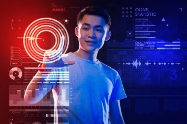 Neşeli öğrenci ekrandaki yuvarlak bir diyagram dokunmadan süre gülümseyen