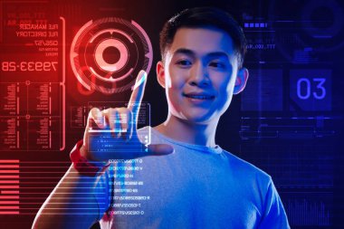 Kutsal kişilerin resmi üstünde belgili tanımlık perde dokunmaktan ve bakmak dikkatli genç adam