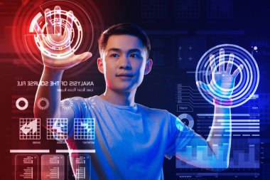 İki elle çalışırken ekran dokunaklı sakin genç adam