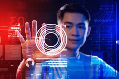 Zeki öğrenci elini futuristik bir aygıt kullanırken tarama