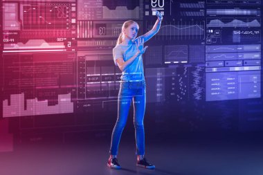 Ekranın önünde duran ve düşünceli dokunmadan sakin kız