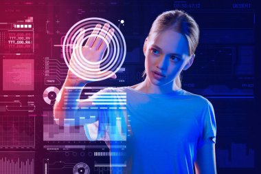 Fütüristik teknolojileri kullanırken konsantre seyir düşünceli kız