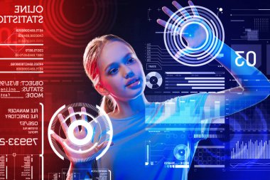 Ekranda bir program oluşturulurken her iki ellerini koyarak zeki modern kız