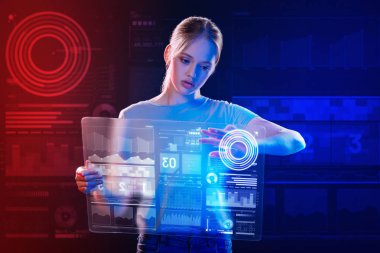 Şeffaf bir cihazla ayakta ve bakarak düşünceli kız