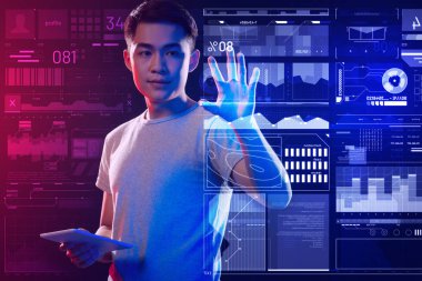 Onun iş bitirme ve seyir sakin programcı memnun