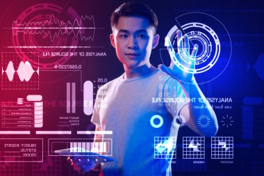 Dikkatli bir şekilde duran bir tablet ile ekran dokunaklı sakin genç adam