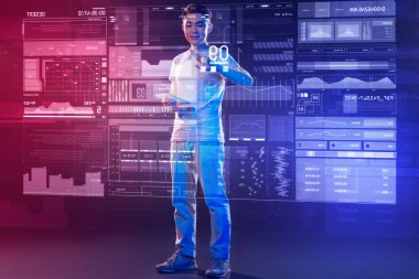 Ekran şeffaf cihaz ayakta neşeli yazılım geliştirici