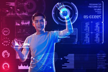 Ekranda ellerini koyarak nitelikli yazılım geliştirici