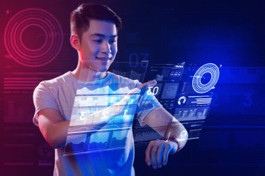 Hologramlar ile çalışırken bir smartphone kullanarak pozitif web geliştirici