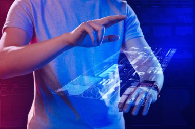 Akıllı bir saat kullanarak ve bir hologram oluşturmak dikkatli kişi