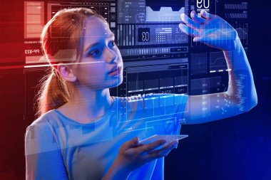 Bir akıllı telefon tutarak ve hologram yapma sakin kız