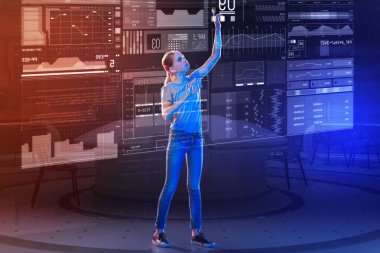 Büyük bir ekran önünde duran ve dokunmadan özenli kız