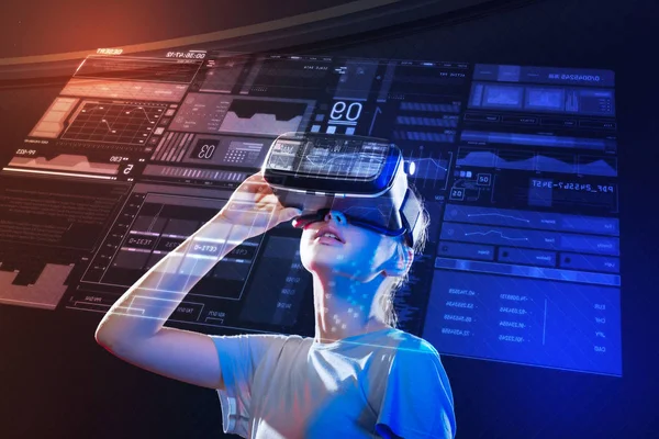 Kíváncsi lány érzés érdekelt virtuális valóság szemüveg viselése — Stock Fotó