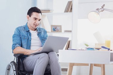 Yakışıklı erkek kişi onun tekerlekli sandalye üzerinde oturan
