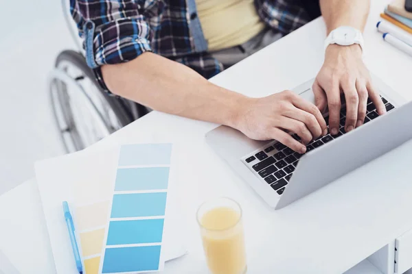 Foto vista superior do homem inválido que trabalha no computador — Fotografia de Stock