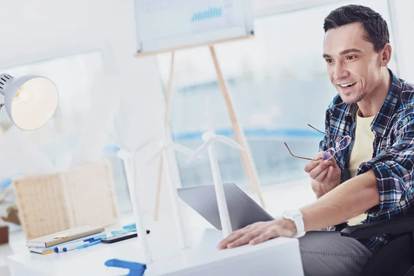 Vrolijke mannelijke persoon die werkt met plezier — Stockfoto