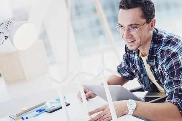 Entzückter Invalide hält Laptop auf Knien — Stockfoto