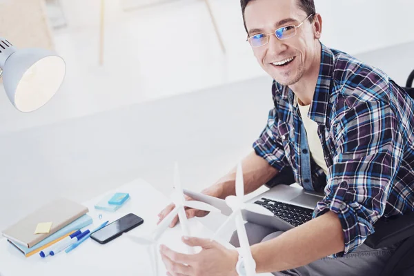 Retrato del hombre feliz que te mira — Foto de Stock