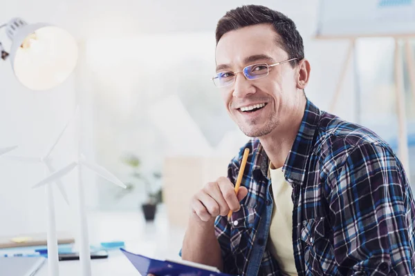 Vrolijke brunette man met geweldig idee — Stockfoto