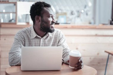 Bir fincan kahve koşullarının olumlu neşeli adam