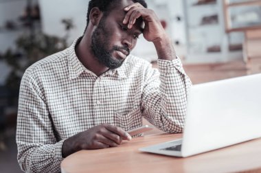 Serbest yazar olarak çalışan güzel yorgun adam