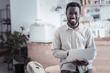 Sana bakarken mutlu neşeli adam