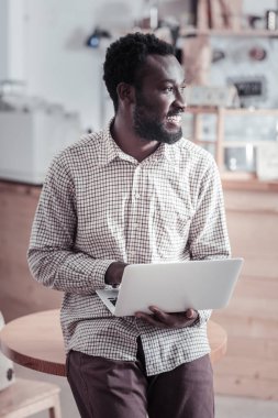 Pozitif neşeli adam bir yana bakan