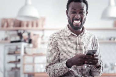 Gülen mutlu mutlu adam