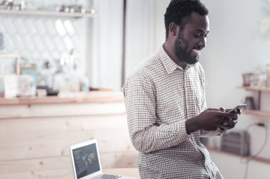 Cihazını kullanarak pozitif genç adam