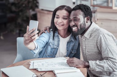 Kameraya bakarak mutlu gençler