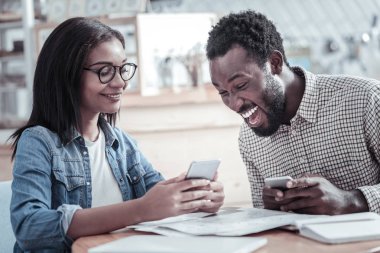 Mutlu pozitif man gülüyor