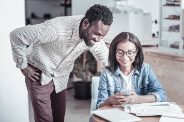Onun arkadaşı duran güzel mutlu adam