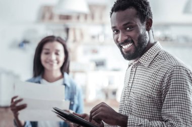 Bir tablet holding neşeli yakışıklı adam