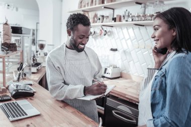 Neşeli akıllı adam not almak