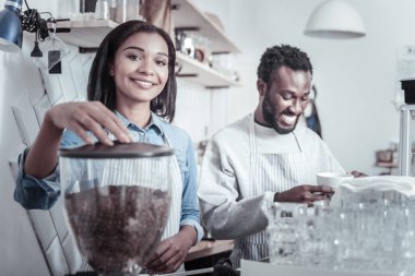 Neşeli usta barista kahve hazırlama