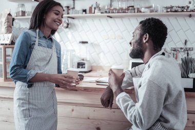 Birbirinizle konuşmak pozitif güzel iş arkadaşları