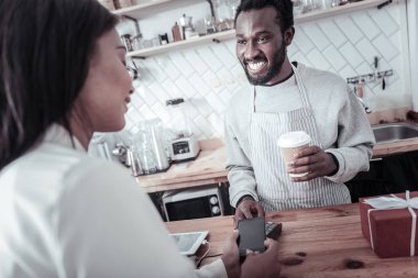 Neşeli pozitif adam müşteri arıyor