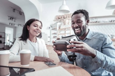 Neşeli pozitif man 3D gözlük arıyorum