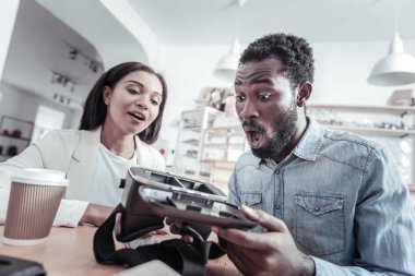 Heyecanlı olmak güzel yakışıklı adam