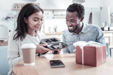 Neşeli genç insanlar sanal gerçeklik gözlük arıyorum