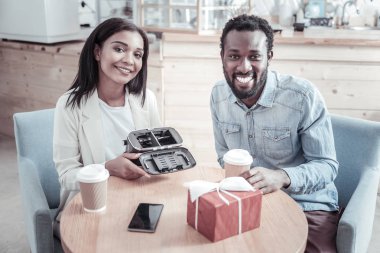Kafeteryada oturan güzel neşeli insanlar