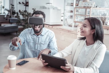 3D gözlük takan mutlu pozitif adam